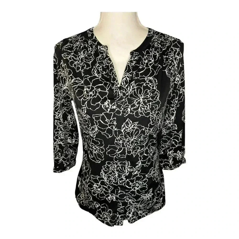 Banana Republic Women’s XS Black & White Floral Button Up Top